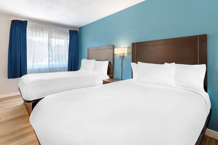 2 Double Beds (10 of 16)