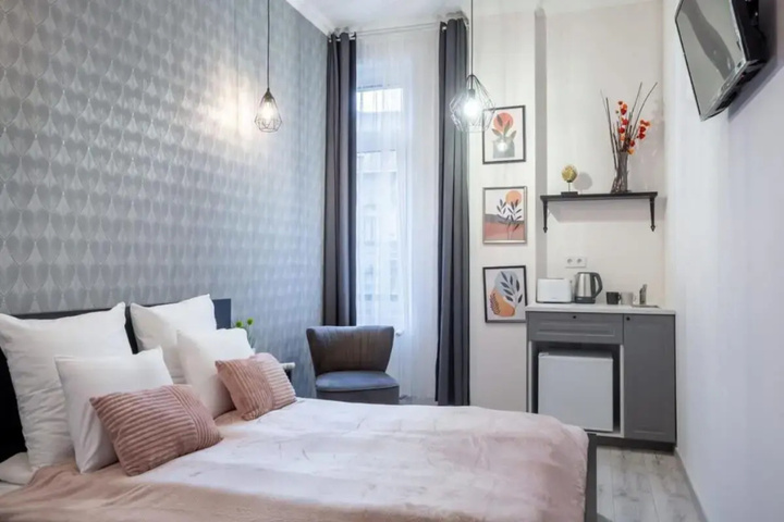 Room 2 of 10