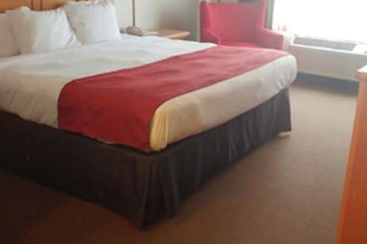 1 King Bed (3 of 25)