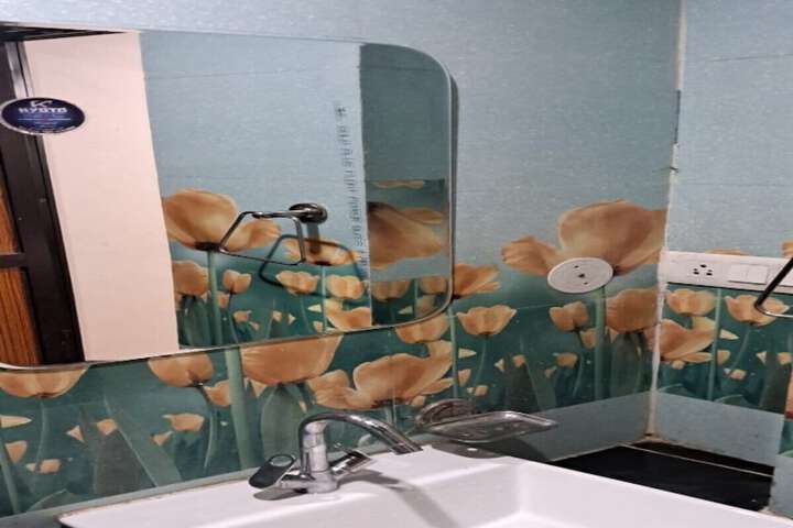 Room 18 of 28