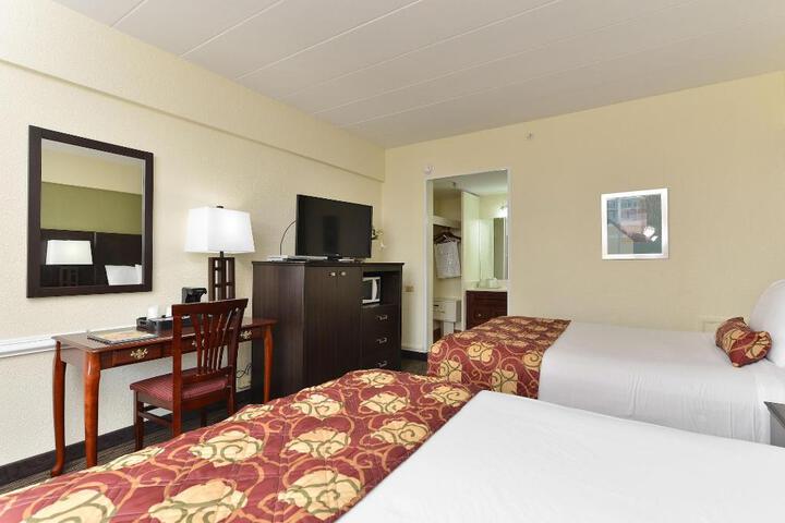 2 Double Beds Microwave and Refrigerator Flat Screen Television Work Desk High Speed Internet Accessible Continental Breakfast (8 of 32)