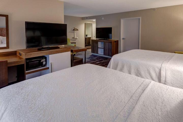 1 Queen Bed Walkin Shower Only (5 of 13)