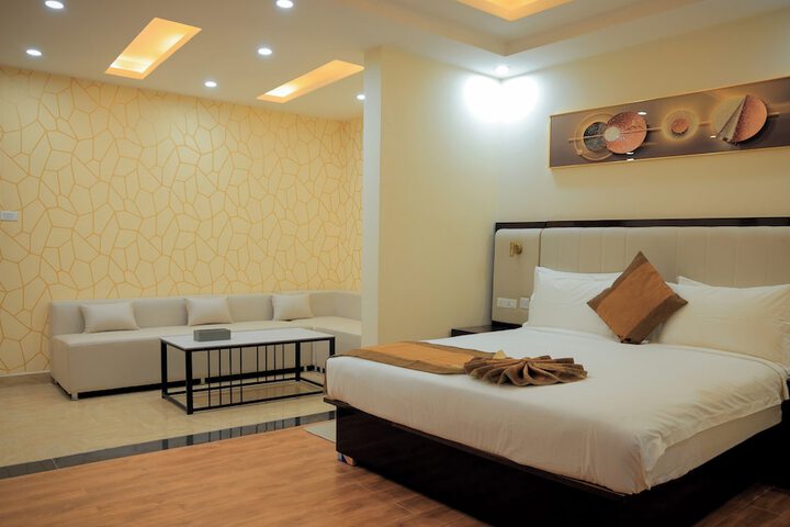 Room 6 of 8