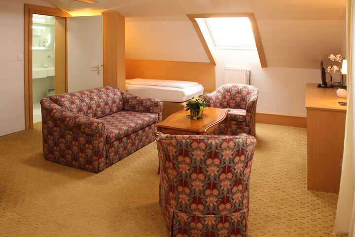 Room 10 of 16
