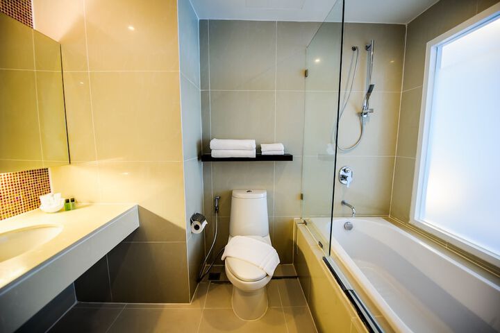 Deep soaking bathtub