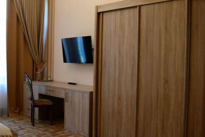 Room 7 of 11