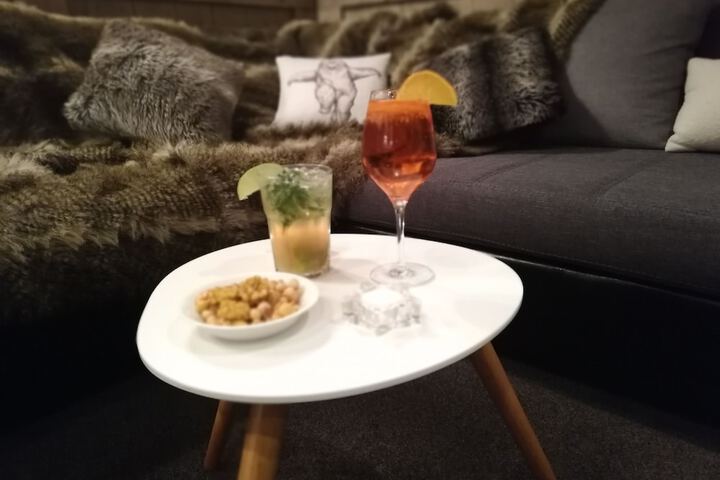 Lounge 27 of 38