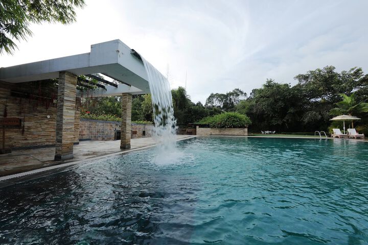 Hotel with Pool
