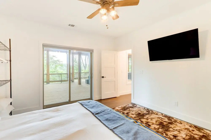 Room 5 of 18