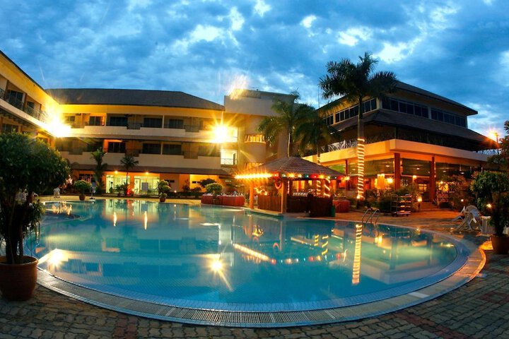 Hotel Pool