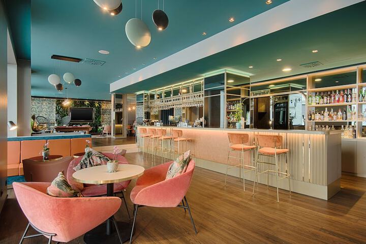 Lounge 60 of 75