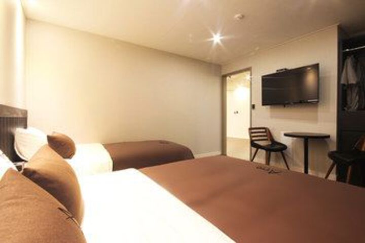 Room 33 of 51