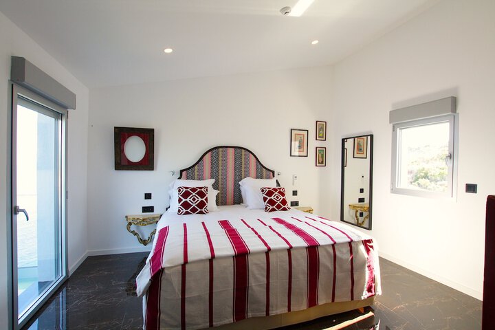 Room 3 of 76