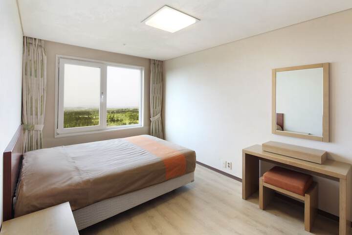 Room 4 of 42