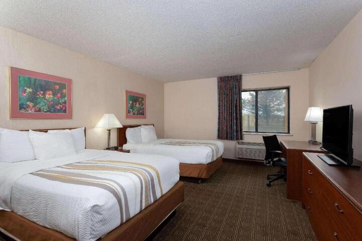 1 Queen Bed (8 of 11)