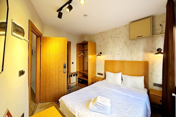 Room 20 of 99