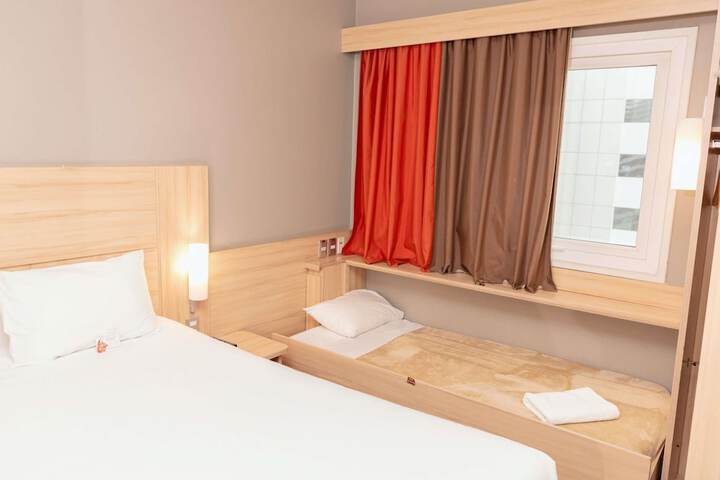 Room 12 of 77