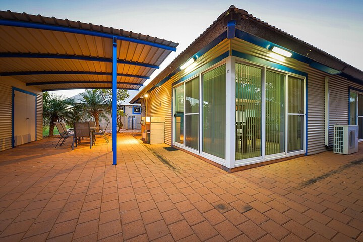 Hotel Exterior 40 of 42
