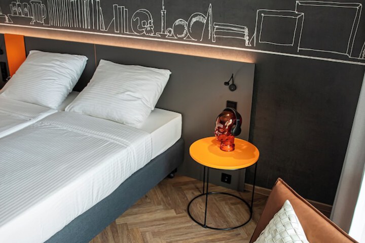 Room 11 of 66
