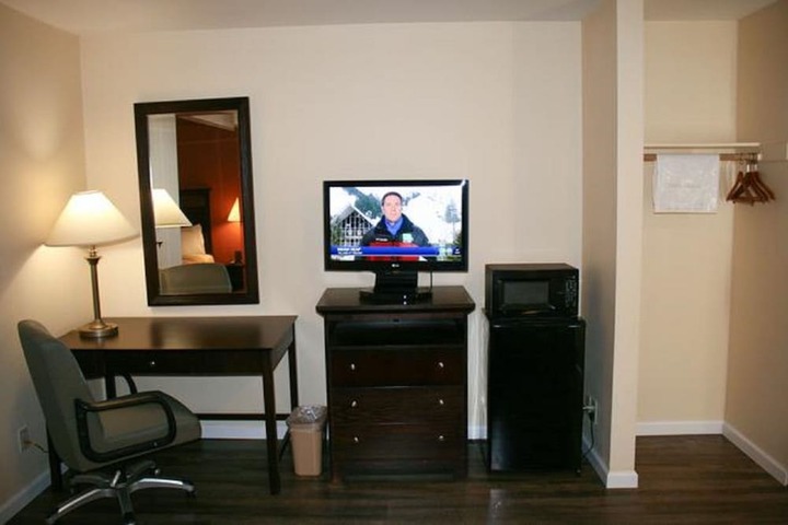 1 Queen Bed (6 of 7)