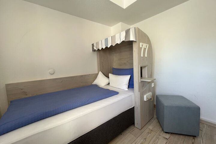 Room 6 of 16