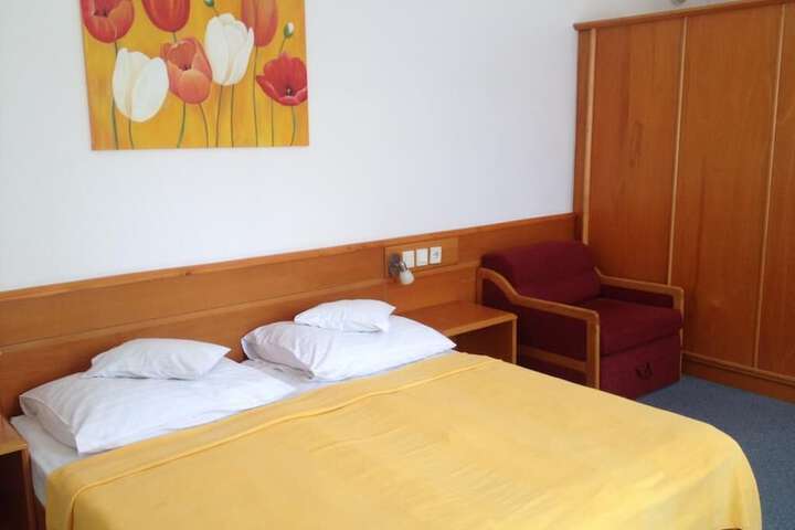 Room 16 of 35
