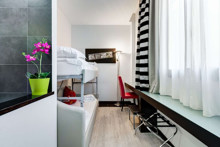 Room 32 of 67