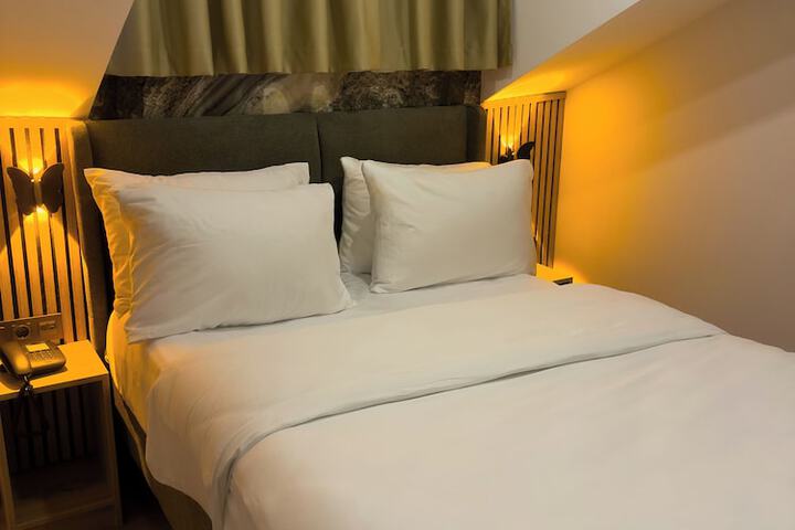 Room 5 of 32