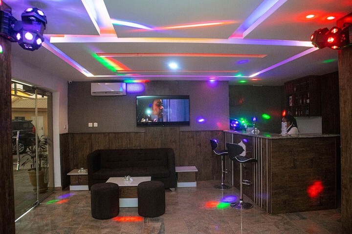 Lounge 25 of 32