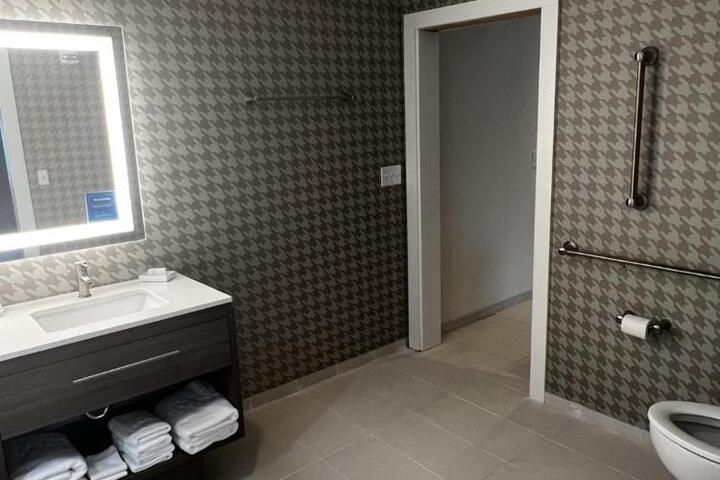 1 Queen Bed Studio Suite (3 of 7)