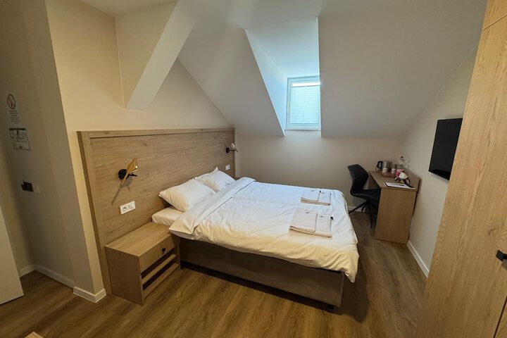 Room 6 of 70