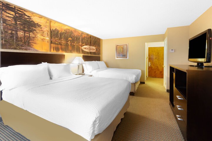 1 Queen Bed Mobility Accessible Deluxe Room (14 of 16)