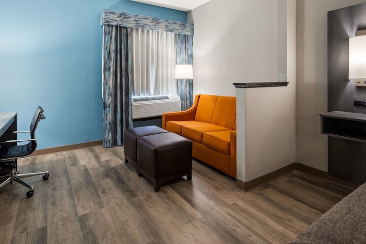 1 King Bed Sofa Bed Microwave and Refrigerator High Speed Internet Accessible Full Breakfast (7 of 9)
