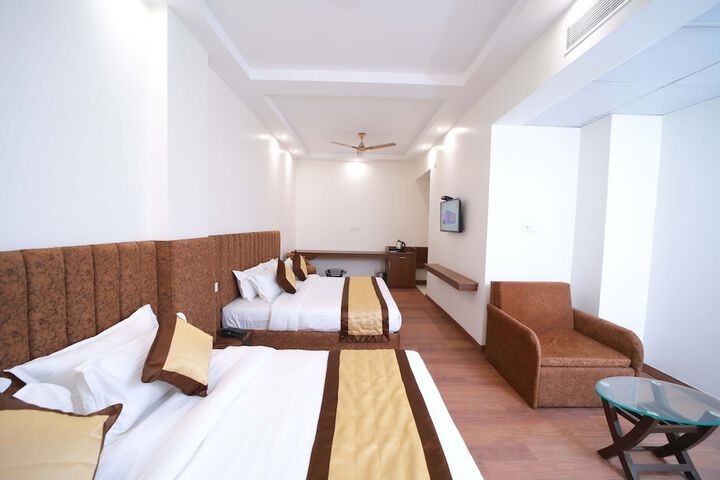 Room 27 of 76