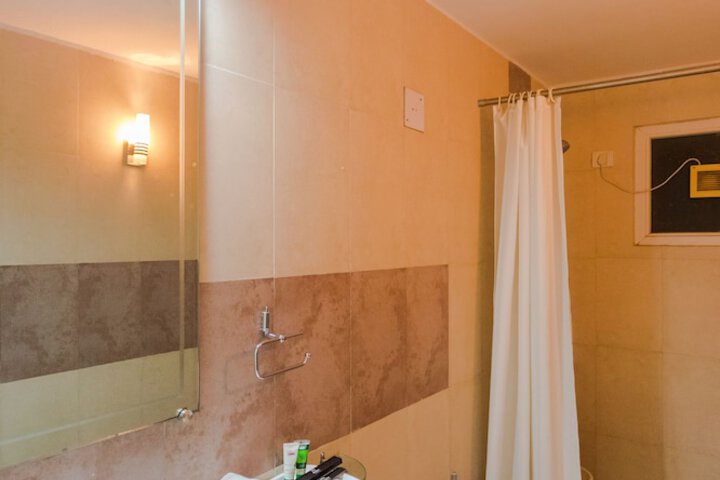Room 4 of 17