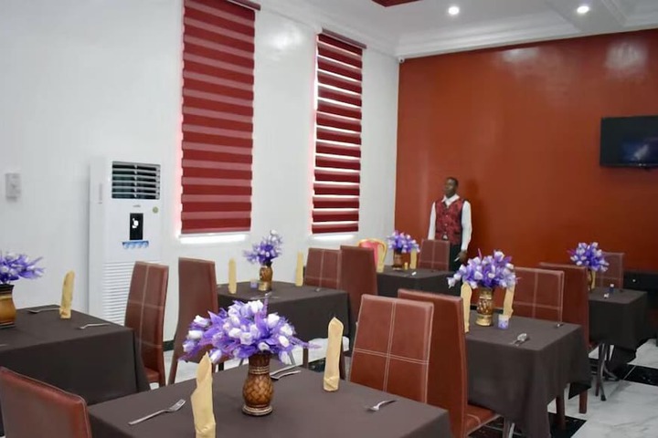 Dining 14 of 29