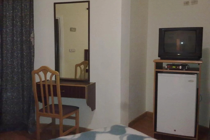 Room 4 of 18