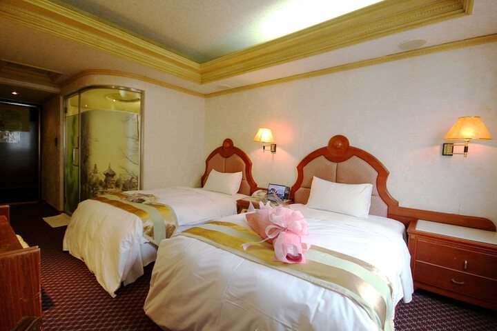 Room 10 of 32