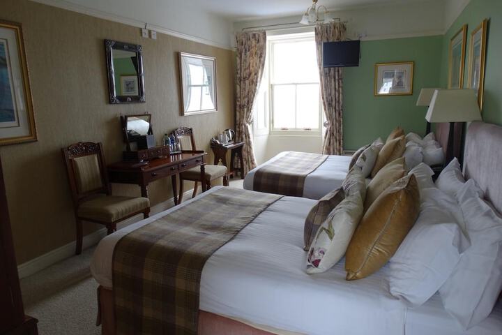 Room 9 of 26
