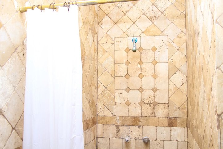 Room 11 of 27