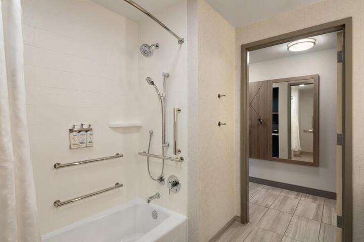 1 King Bed Standard Comm Accessible Tub (8 of 24)