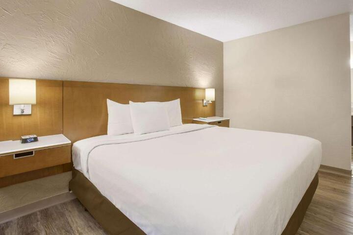 1 King Bed (3 of 12)