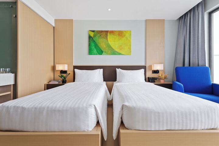 Room 4 of 90