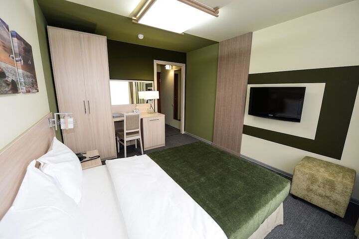 Room 4 of 93