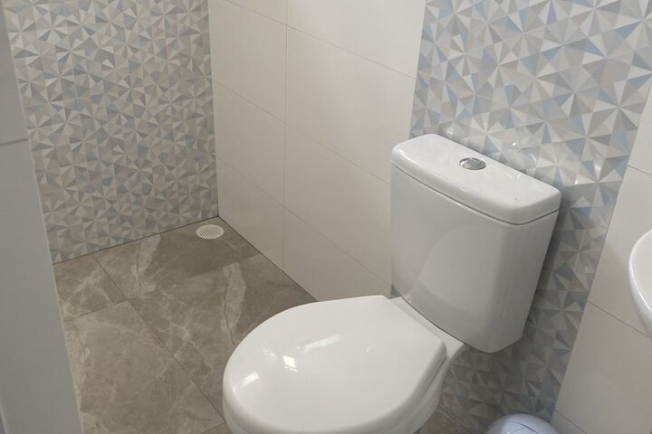 Room 4 of 8