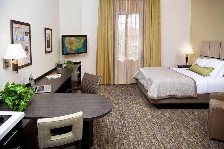 Studio Accessible Queen Size Bed (5 of 12)