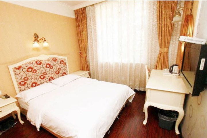 Room 8 of 18