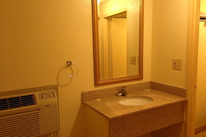 Room 28 of 38