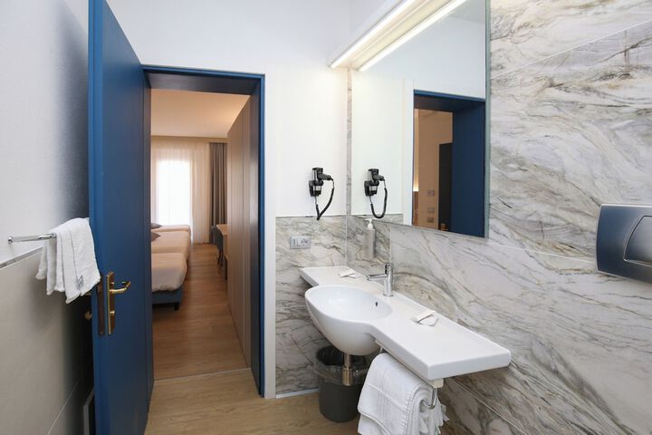 Room 50 of 221