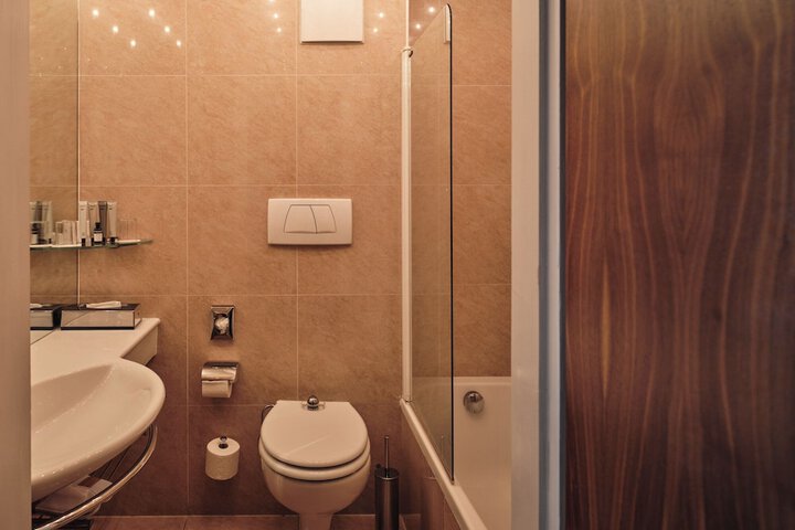 Room 32 of 42